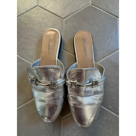 Breckelle's Women's Silver Slides Size 8 - Picture 2 of 5